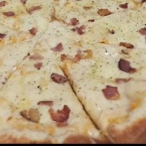 Pizza Frango ao Requeijão e Bacon